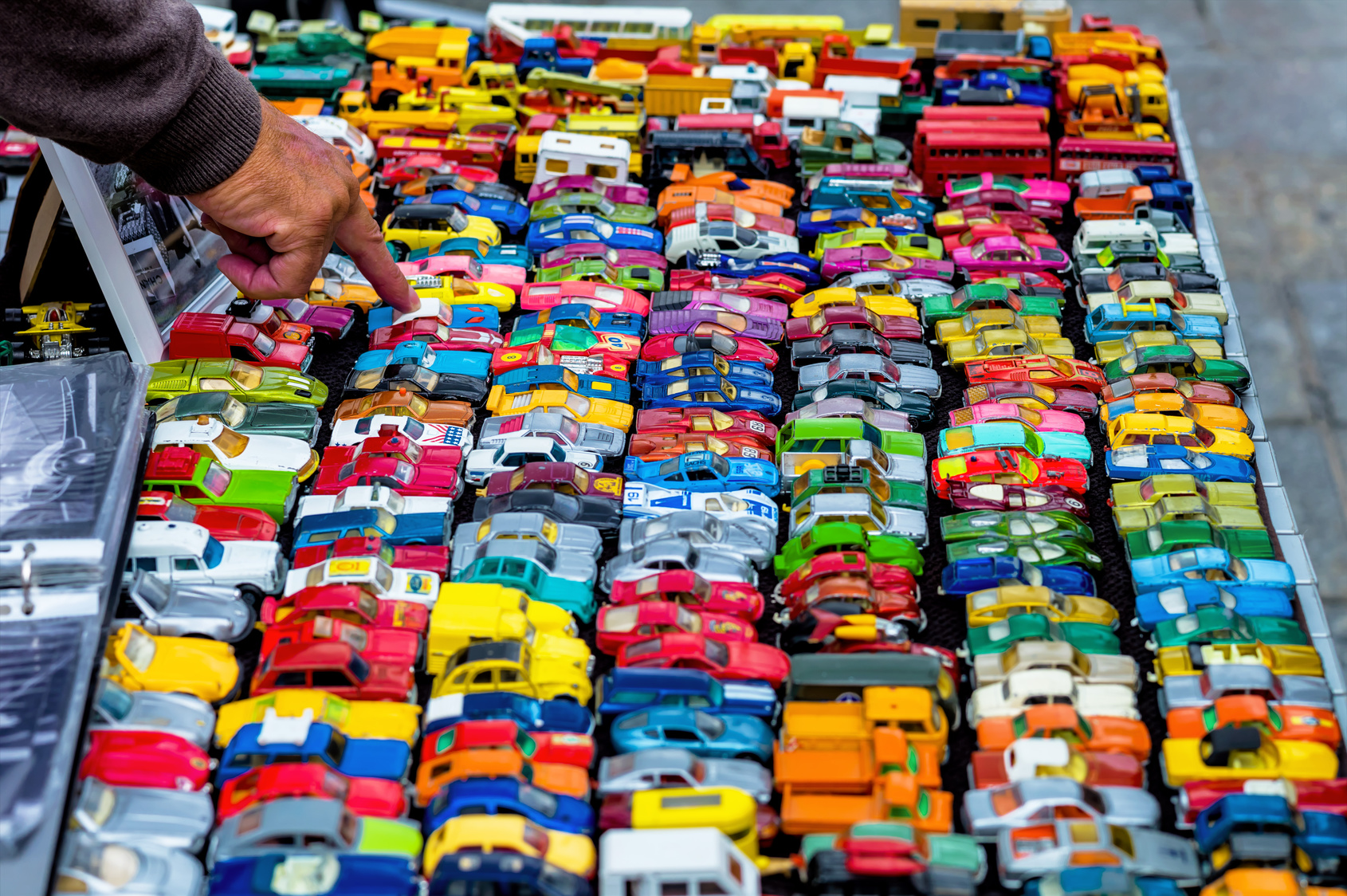 Viele bunte Spielzeugautos, Symbol für Kindheit, Hobby, Sammeln
